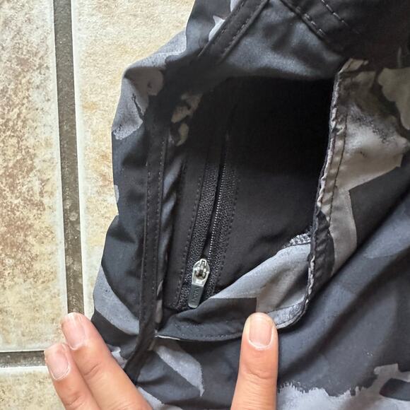 Vuori Cruise Boardshort Black Abstract Men’s Size 38 Unlined 7 1/2 Inseam - Picture 3 of 12